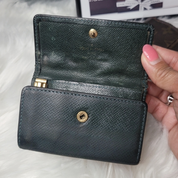 Louis Vuitton Taiga Leather 6 Key Holder - Picture 8 of 10